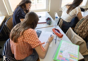 En clase hasta los 25: los alumnos de Castilla y León, entre los que más años estudian de Europa